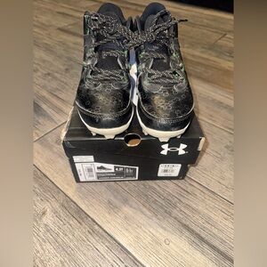 Under Armour Harper 8 Mid 3026597-001 Boys Black LaceUp Baseball Cleat Sz 4.5 Y